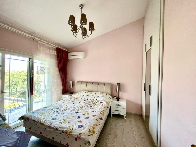 3+1 twin villa for sale in Alsancak, within walking distance to the sea, with garden, partially furnished, closed-plan kitchen, midwife, bathroom, ready deed, paid all expenses suitable for the loan