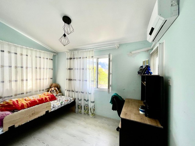 3+1 twin villa for sale in Alsancak, within walking distance to the sea, with garden, partially furnished, closed-plan kitchen, midwife, bathroom, ready deed, paid all expenses suitable for the loan