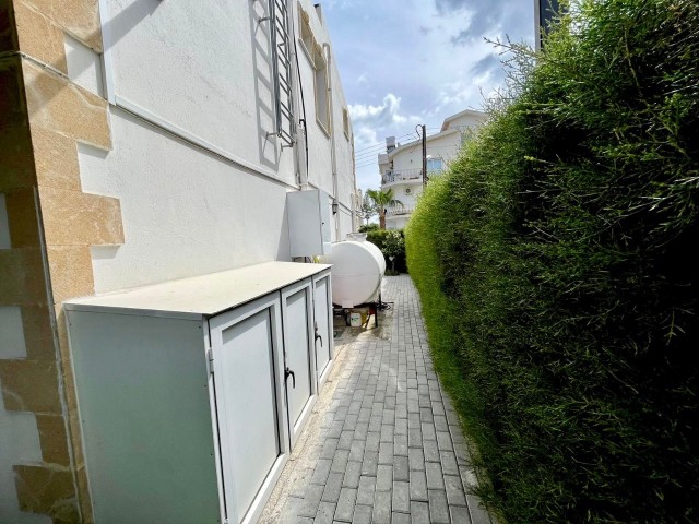 3+1 twin villa for sale in Alsancak, within walking distance to the sea, with garden, partially furnished, closed-plan kitchen, midwife, bathroom, ready deed, paid all expenses suitable for the loan