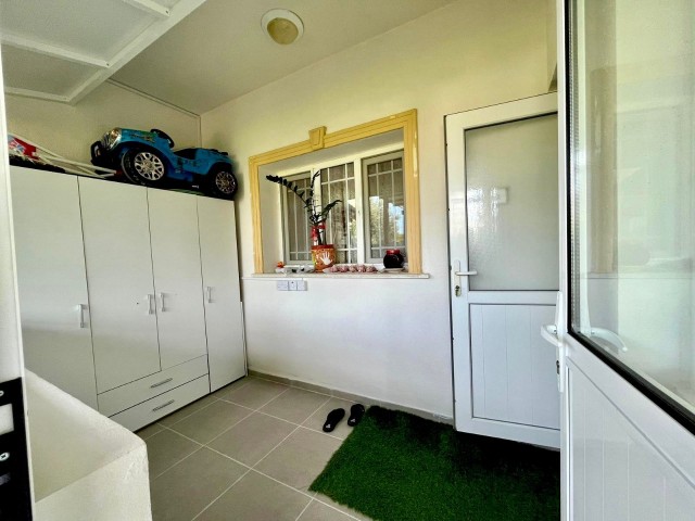 3+1 twin villa for sale in Alsancak, within walking distance to the sea, with garden, partially furnished, closed-plan kitchen, midwife, bathroom, ready deed, paid all expenses suitable for the loan