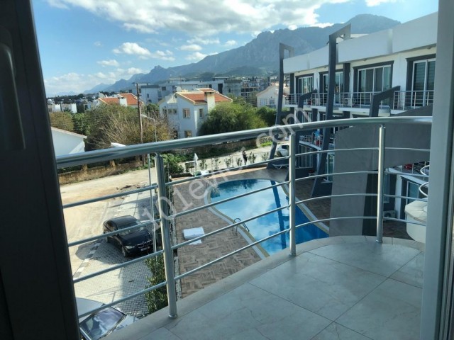 Komplett möbliertes Studio-Apartment zum Verkauf in Alsancak, nur wenige Gehminuten von der Hauptstraße entfernt, mit Gemeinschaftspool und Dachterrasse mit Meerblick.