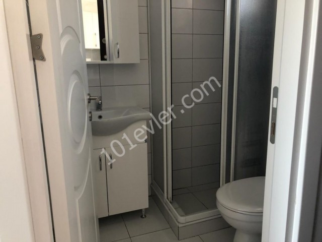 Komplett möbliertes Studio-Apartment zum Verkauf in Alsancak, nur wenige Gehminuten von der Hauptstraße entfernt, mit Gemeinschaftspool und Dachterrasse mit Meerblick.