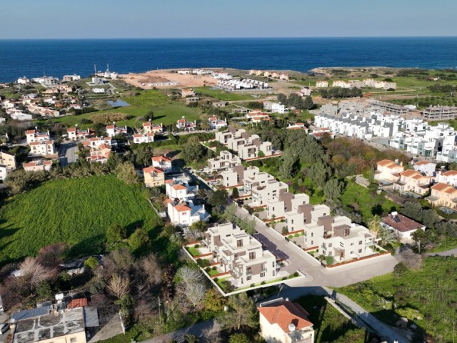 Karşıyaka’da deniz tarafında ulaşımı kolay lüks mimarili bir yıl sonra teslim 3 + 1 satılık ikiz vil