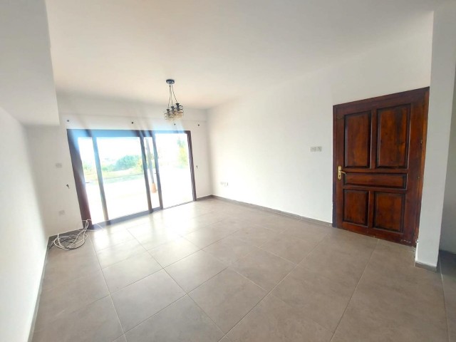 Duplex-3+1-Penthouse-Wohnung zum Verkauf in einer guten Gegend in Alsancak, auf einem Grundstück mit Gemeinschaftspool