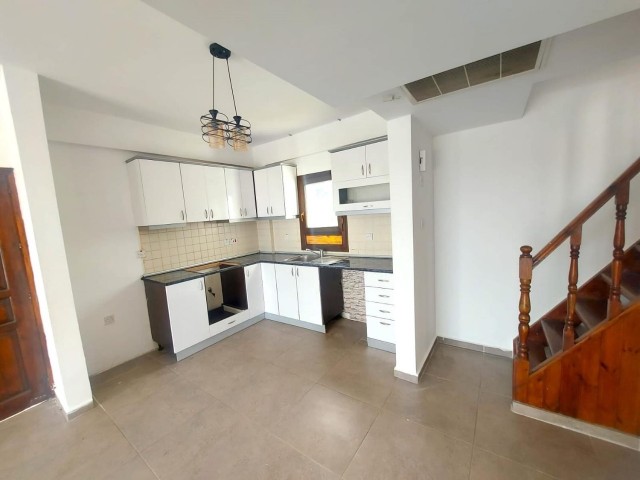 Duplex-3+1-Penthouse-Wohnung zum Verkauf in einer guten Gegend in Alsancak, auf einem Grundstück mit Gemeinschaftspool