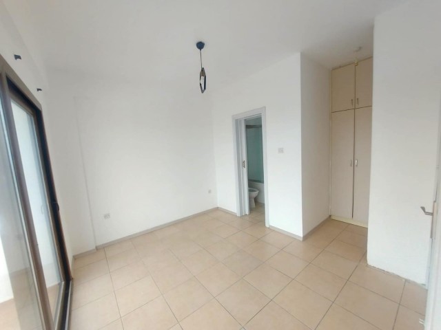 Duplex-3+1-Penthouse-Wohnung zum Verkauf in einer guten Gegend in Alsancak, auf einem Grundstück mit Gemeinschaftspool