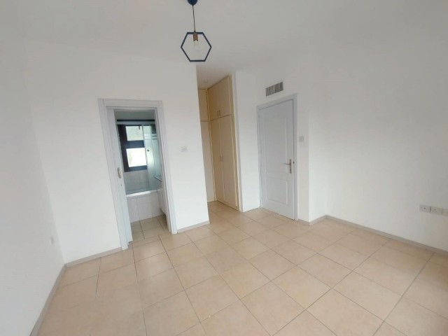 Duplex-3+1-Penthouse-Wohnung zum Verkauf in einer guten Gegend in Alsancak, auf einem Grundstück mit Gemeinschaftspool