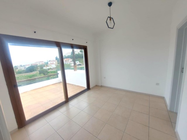 Duplex-3+1-Penthouse-Wohnung zum Verkauf in einer guten Gegend in Alsancak, auf einem Grundstück mit Gemeinschaftspool