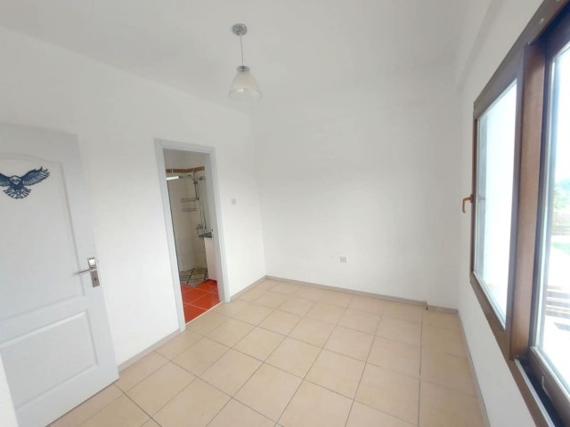 Duplex-3+1-Penthouse-Wohnung zum Verkauf in einer guten Gegend in Alsancak, auf einem Grundstück mit Gemeinschaftspool