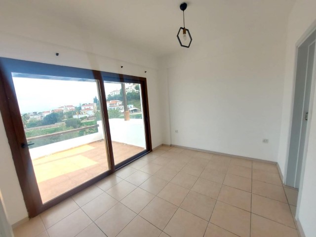 Duplex-3+1-Penthouse-Wohnung zum Verkauf in einer guten Gegend in Alsancak, auf einem Grundstück mit Gemeinschaftspool