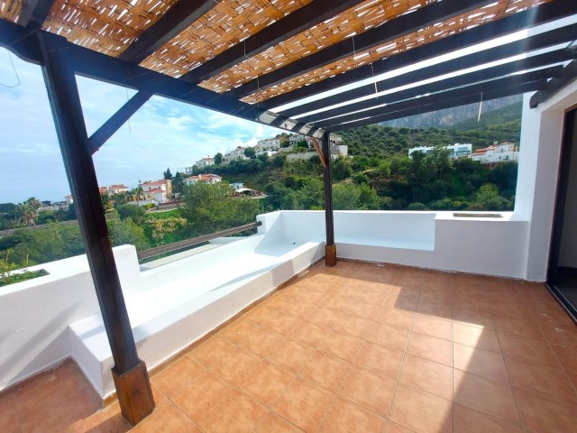 Duplex 3+1 penthouse flat for sale in a decent area in Alsancak, in a site with a shared pool