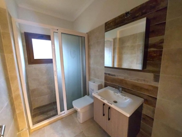 Вилла 3+1, 3 ванные комнаты на продажу на пол-акра земли с видом на горы и море и бассейном в Чаталкёй