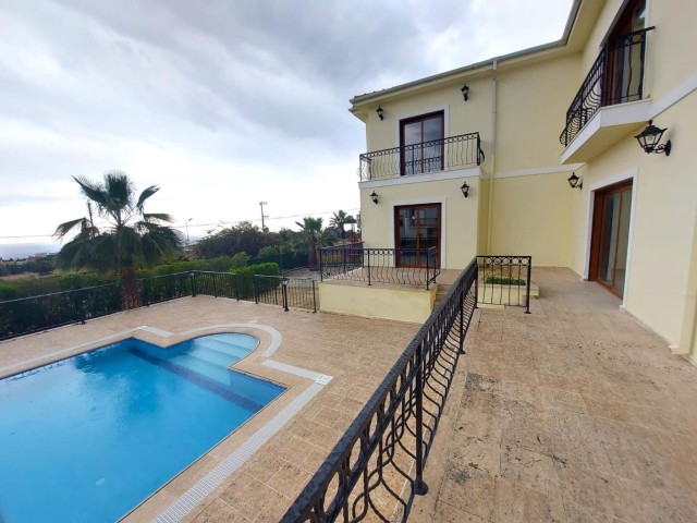 3+1 Villa mit 3 Bädern zum Verkauf auf einem halben Hektar Land mit Berg- und Meerblick und Pool in Çatalköy