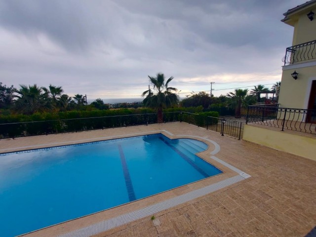 3+1 Villa mit 3 Bädern zum Verkauf auf einem halben Hektar Land mit Berg- und Meerblick und Pool in Çatalköy