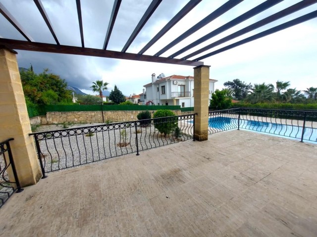 3+1 Villa mit 3 Bädern zum Verkauf auf einem halben Hektar Land mit Berg- und Meerblick und Pool in Çatalköy