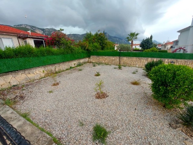 3+1 Villa mit 3 Bädern zum Verkauf auf einem halben Hektar Land mit Berg- und Meerblick und Pool in Çatalköy