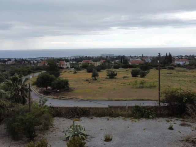 3+1 Villa mit 3 Bädern zum Verkauf auf einem halben Hektar Land mit Berg- und Meerblick und Pool in Çatalköy