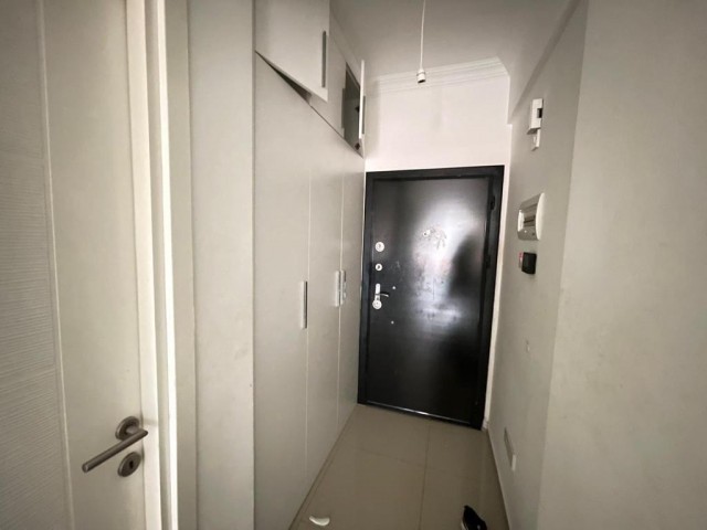 3+1 möblierte Wohnung mit türkischem Titel zum Verkauf in einem Gebäude mit Aufzug im Zentrum von Kyrenia