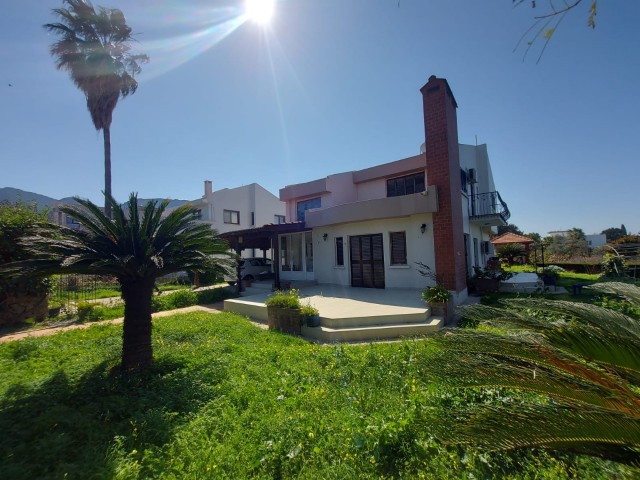 4+1 commercial villa for rent with pool on two acres of land on Karaoğlanoğlu Girne American University street