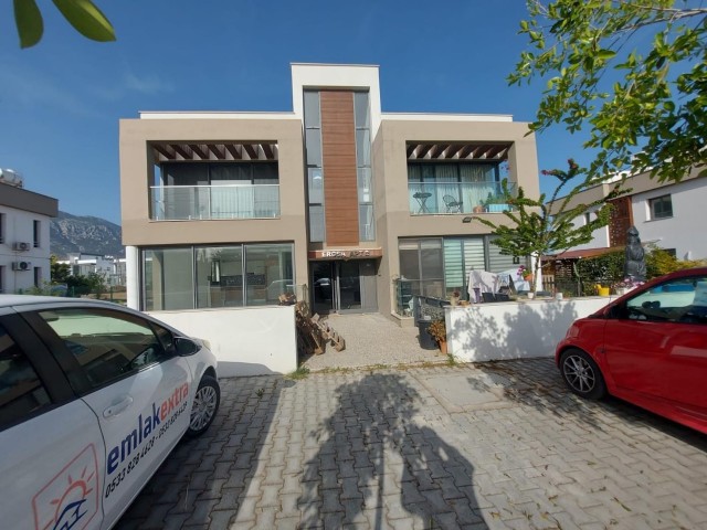 Möblierte 2+1-Wohnung zur Miete mit privater Dachterrasse, in der Nähe von Merit-Hotels in Alsancak, nur wenige Gehminuten vom Meer und der Hauptstraße entfernt