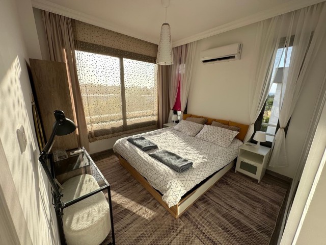 Möblierte 2+1-Wohnung zur Miete mit privater Dachterrasse, in der Nähe von Merit-Hotels in Alsancak, nur wenige Gehminuten vom Meer und der Hauptstraße entfernt