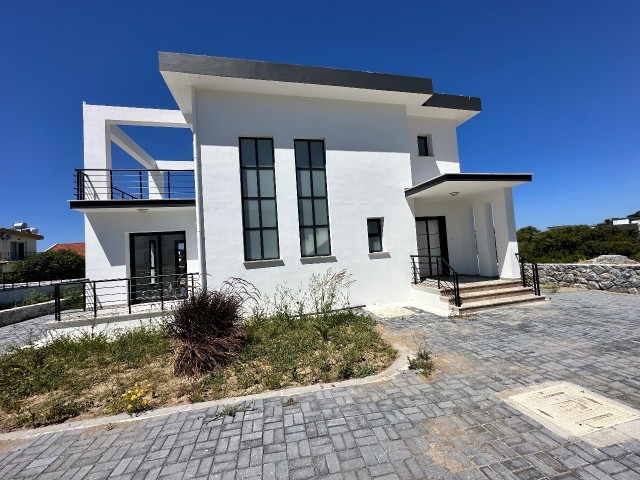 3+1 brandneue Villa mit Pool, 3 Bädern, zu verkaufen in Karşıyaka, nahe der Hauptstraße, auf der Meerseite (unmöbliert).