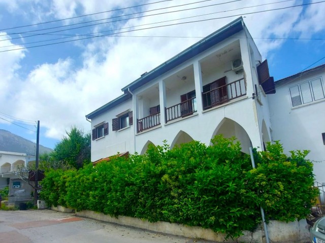 Komplett renoviertes, türkisch beschichtetes, freistehendes Maisonette-Haus zum Verkauf mit seltener traditioneller zypriotischer Architektur in Kyrenia / Ozanköy.