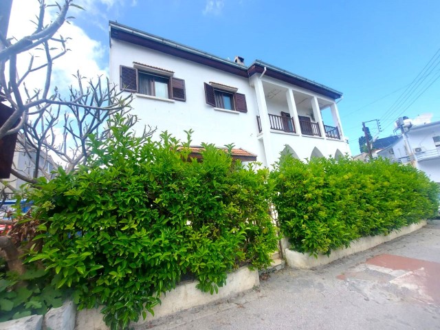 Komplett renoviertes, türkisch beschichtetes, freistehendes Maisonette-Haus zum Verkauf mit seltener traditioneller zypriotischer Architektur in Kyrenia / Ozanköy.