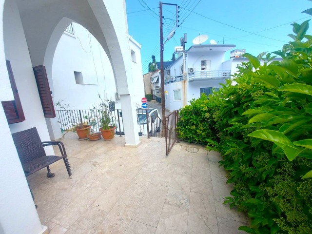 Komplett renoviertes, türkisch beschichtetes, freistehendes Maisonette-Haus zum Verkauf mit seltener traditioneller zypriotischer Architektur in Kyrenia / Ozanköy.