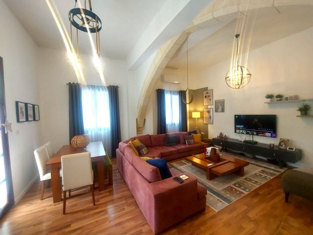 Komplett renoviertes, türkisch beschichtetes, freistehendes Maisonette-Haus zum Verkauf mit seltener traditioneller zypriotischer Architektur in Kyrenia / Ozanköy.