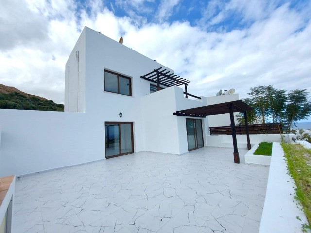 Unabhängiges 3+1-Maisonette-Haus mit großer Terrasse auf einem Grundstück mit Pool in Alsancak, in der Nähe des Landungsstrandes und des Nationalparks