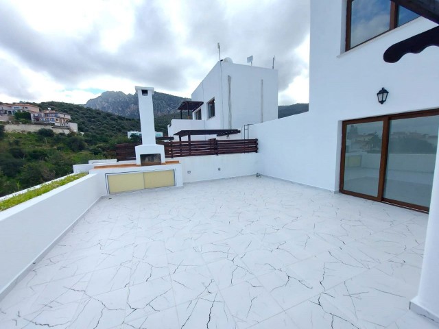 Unabhängiges 3+1-Maisonette-Haus mit großer Terrasse auf einem Grundstück mit Pool in Alsancak, in der Nähe des Landungsstrandes und des Nationalparks