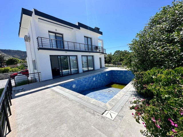 Bezugsfertige freistehende Maisonette-Villen mit privatem Pool zum Verkauf in großartiger Lage in Kyrenia / Karşıyaka.