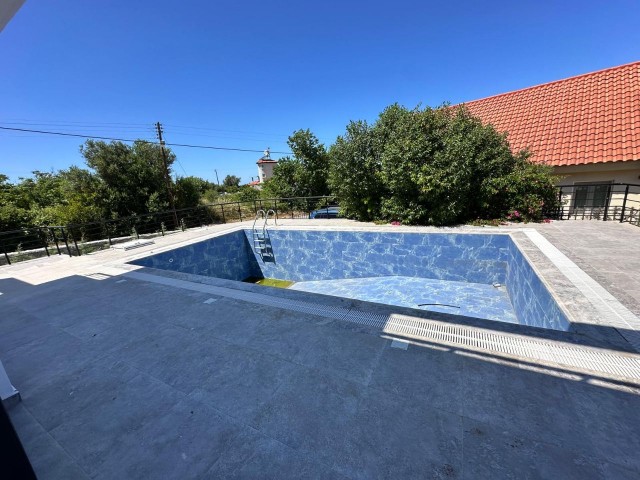 Bezugsfertige freistehende Maisonette-Villen mit privatem Pool zum Verkauf in großartiger Lage in Kyrenia / Karşıyaka.