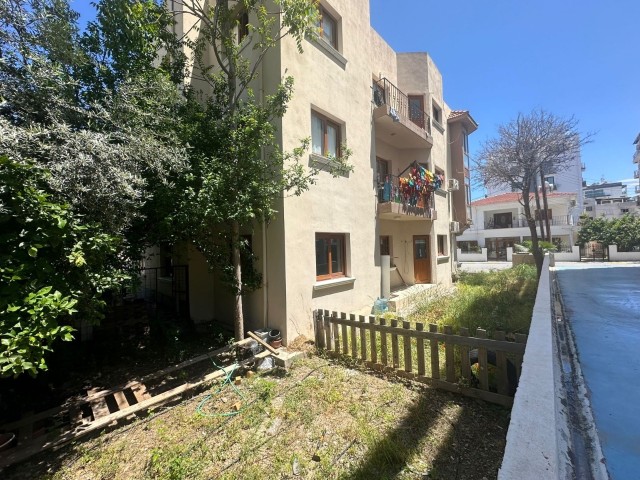 3+1 flat for sale in the center of Kyrenia, within walking distance to the market, with garden floor