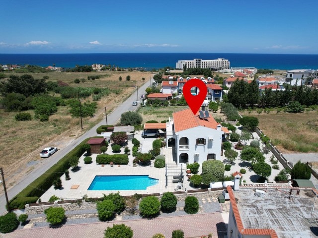 4+1 Villa zum Verkauf mit luxuriöser Architektur und Pool auf einem Hektar Land in fußläufiger Entfernung zum Meer in Lapta