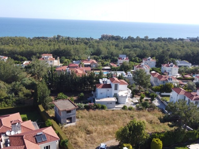 1.362 m² großes Grundstück zum Verkauf in Kyrenia / Alsancak, geeignet für den Bau einer Villa, in guter Lage, nur wenige Gehminuten vom Landing Beach und dem Nationalpark entfernt