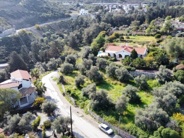 2.376 m² großes Grundstück zum Verkauf mit herrlichem Berg- und Meerblick in Alsancak, Kyrenia