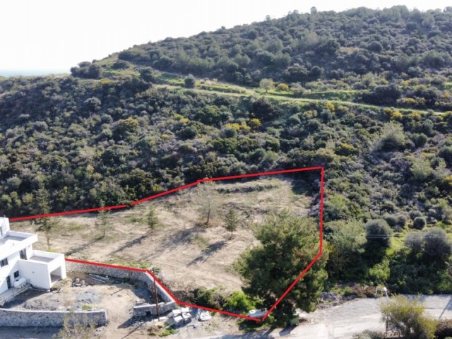 2.256 m² großes Grundstück zum Verkauf in Kyrenia Alsancak mit Meerblick, verflochten mit der Natur