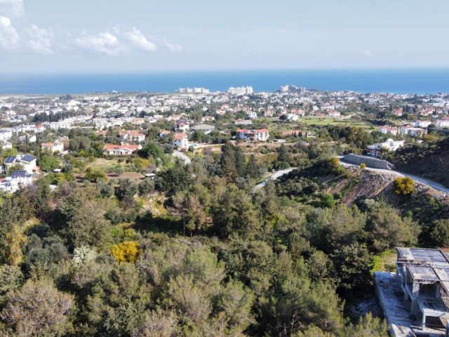 2.256 m² großes Grundstück zum Verkauf in Kyrenia Alsancak mit Meerblick, verflochten mit der Natur