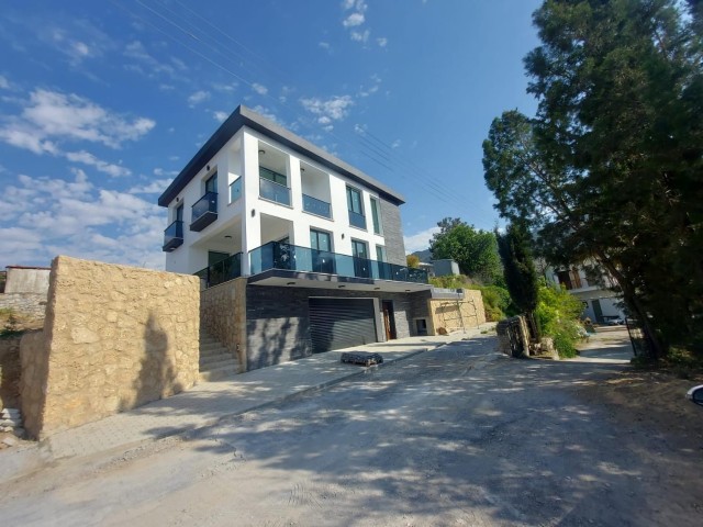 Brandneue Triplex-Villa mit Berg- und Meerblick, 3 + 1 Pool, Tiefgarage in Alsancak