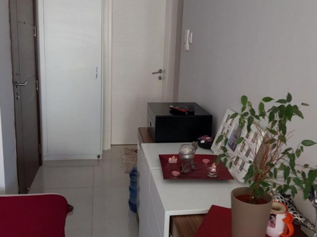 Girne merkezi lokasyonda  ana yola ve çarşıya yürüyüş mesafesinde kiralık 2+1 daire