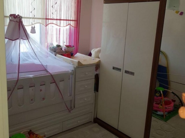 Girne merkezi lokasyonda  ana yola ve çarşıya yürüyüş mesafesinde kiralık 2+1 daire