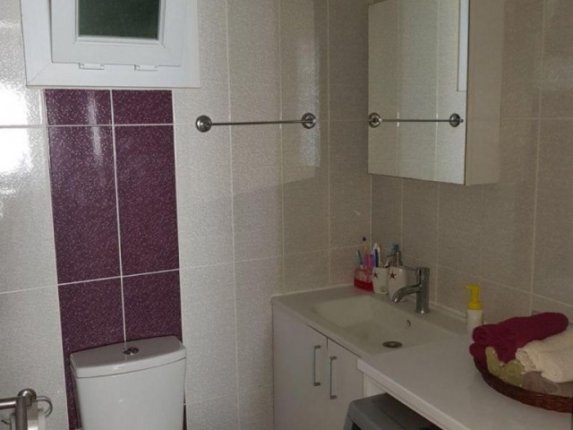 Girne merkezi lokasyonda  ana yola ve çarşıya yürüyüş mesafesinde kiralık 2+1 daire