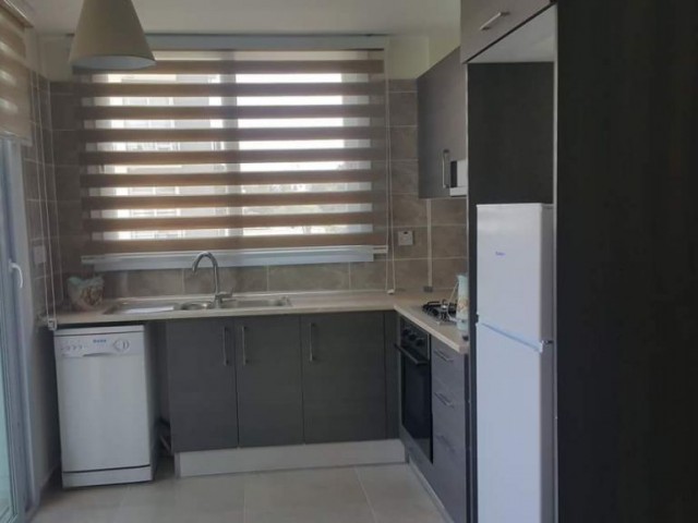 Girne merkezi lokasyonda  ana yola ve çarşıya yürüyüş mesafesinde kiralık 2+1 daire