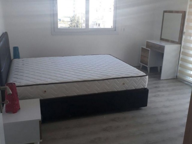 Girne merkezi lokasyonda ana yola ve çarşıya yürüyüş mesafesinde yeni bina,yeni eşyalı kiralık  2+1 daire.