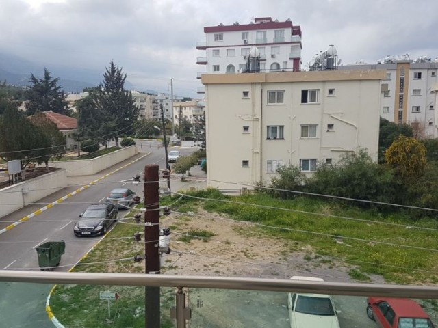 Girne merkezi lokasyonda  yeni eşyalı  geniş teraslı  satılık 2+1 daire