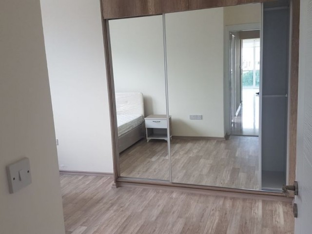 Girne merkezi lokasyonda yeni eşyalı geniş teraslı kiralık 2+1 daire