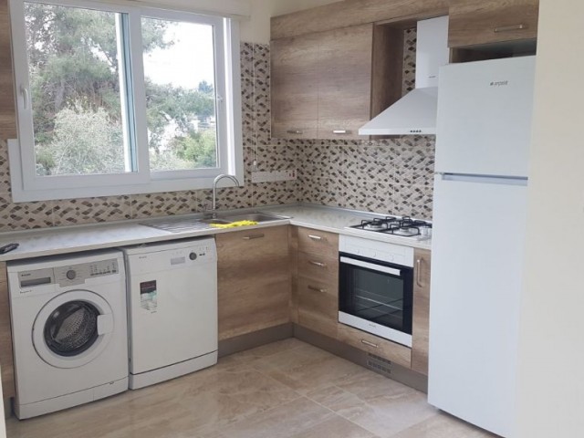 Girne merkezi lokasyonda yeni eşyalı geniş teraslı kiralık 2+1 daire