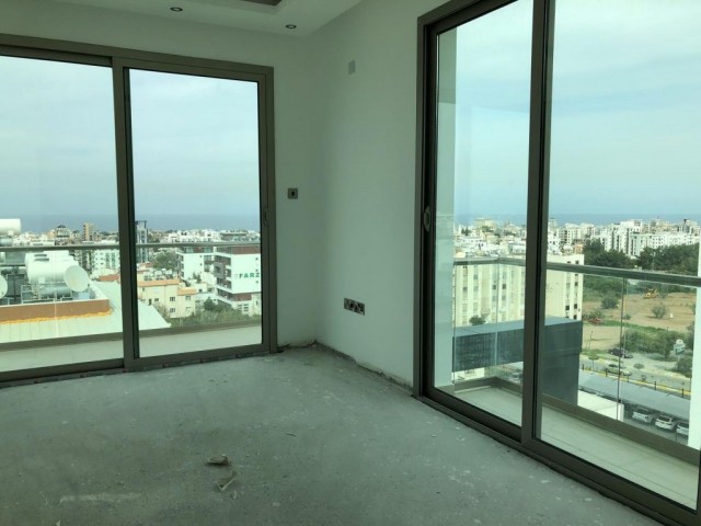 Girne'de merkezi lokasyonda  ana yola ve çarşıya yürüyüş mesafesinde dag manzaralı satılık 3+1 Türk koçanlı penthouse